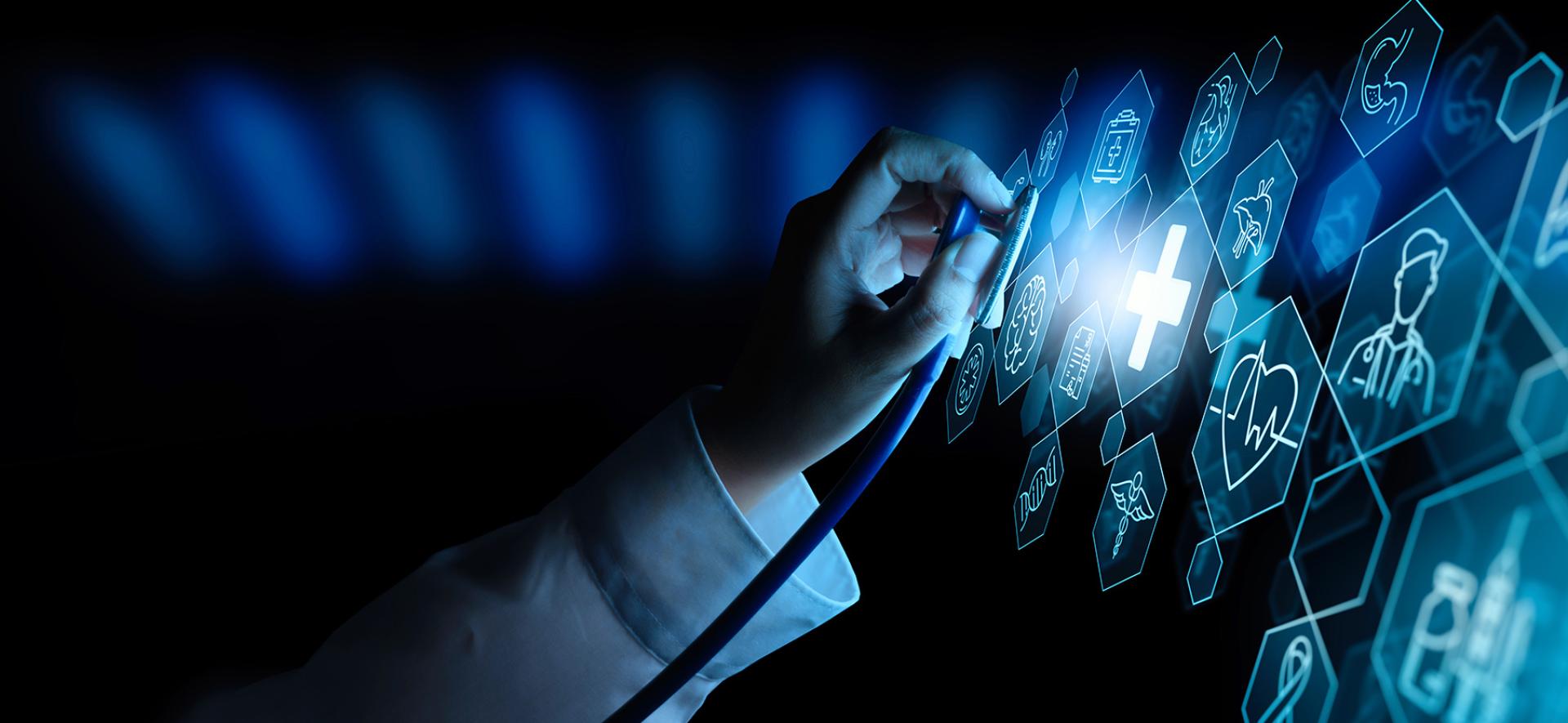 dłoń trzymająca stetoskop na tle ikon symbolizujących różne aspekty ochrony zdrowia