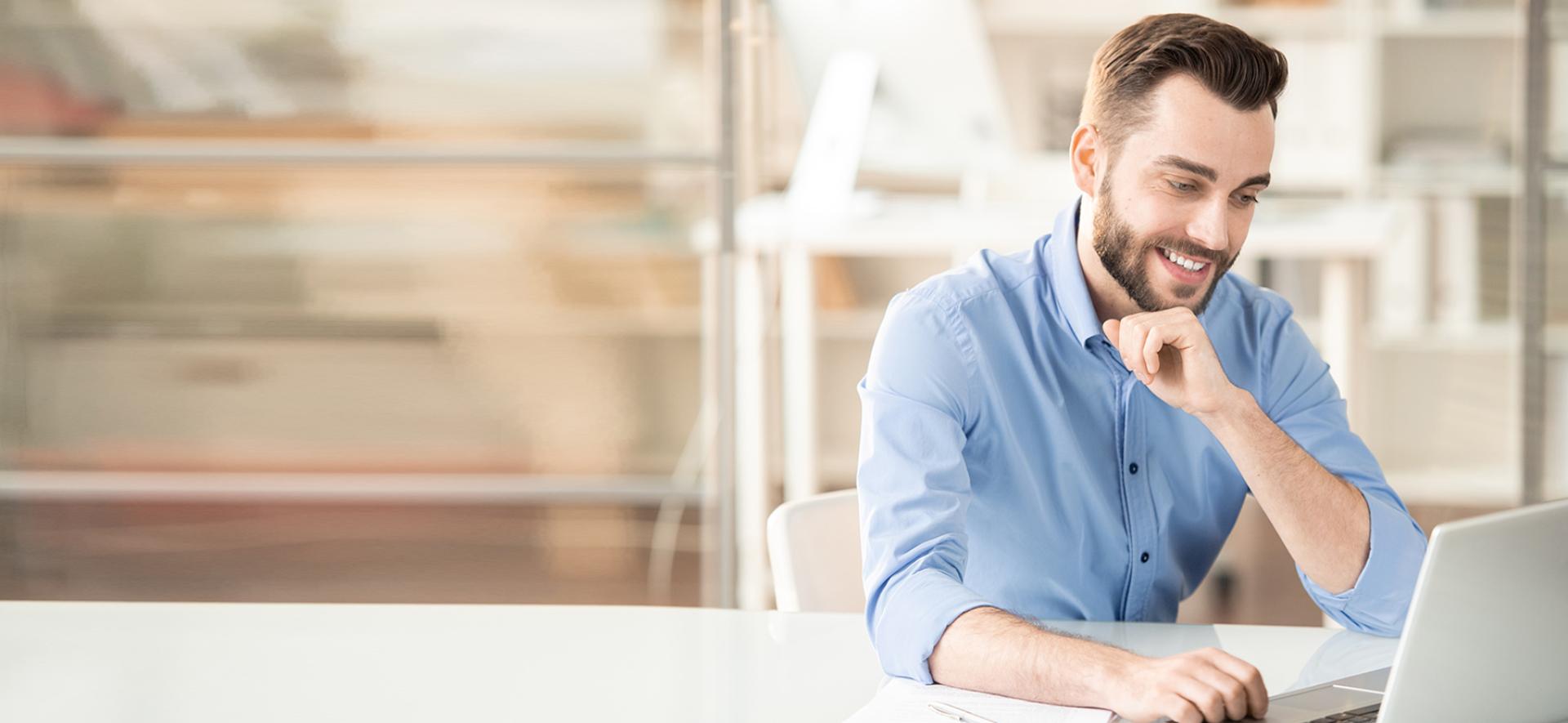 mężczyzna pracujący na laptopie