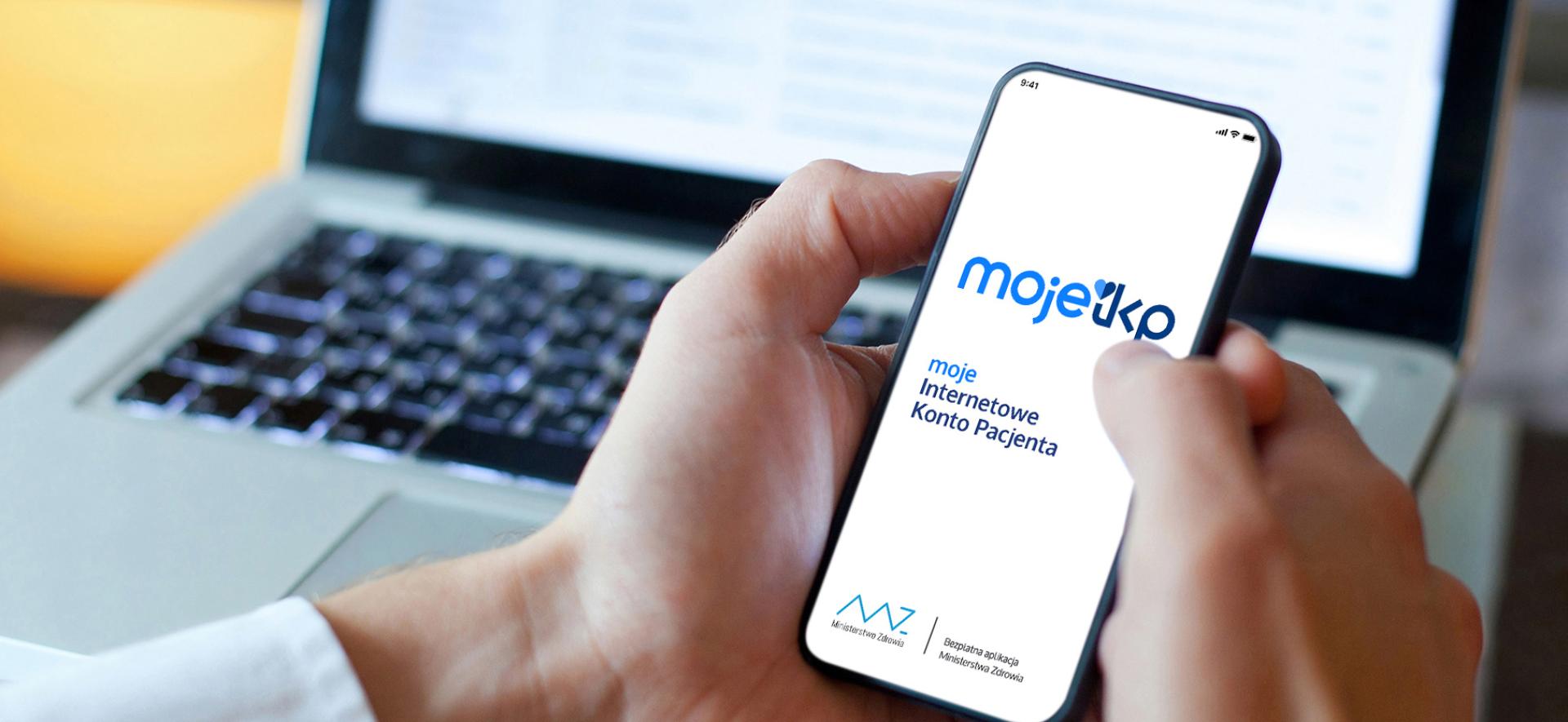 dłonie trzymające telefon z aplikacją mojeIKP