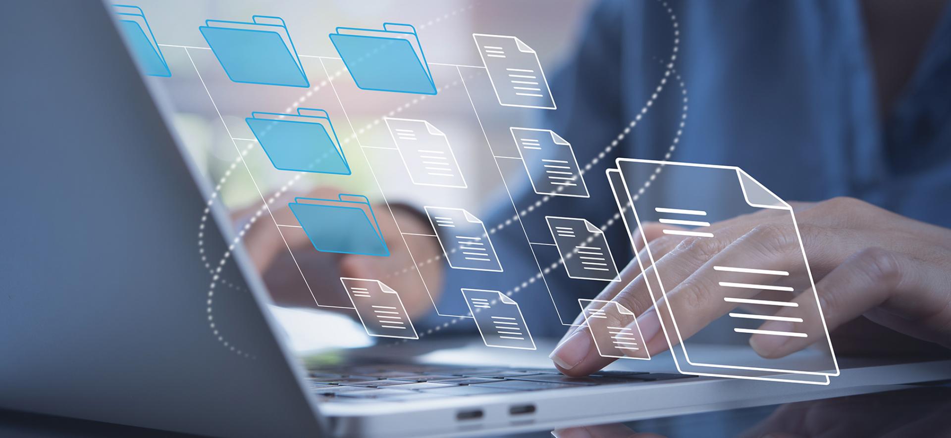 widok dłoni na klawiaturze i ikon dokumentów 