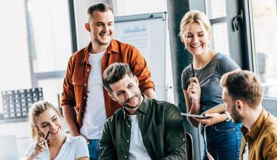 Grupa pięciu młodych ludzi w trakcie dyskusji