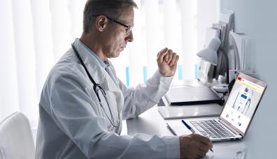 zdjęcie lekarza przed komputerem