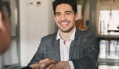 Uśmiechnięty mężczyzna