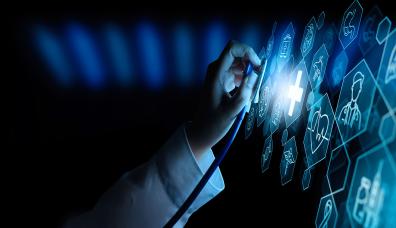 dłoń trzymająca stetoskop na tle ikon symbolizujących różne aspekty ochrony zdrowia