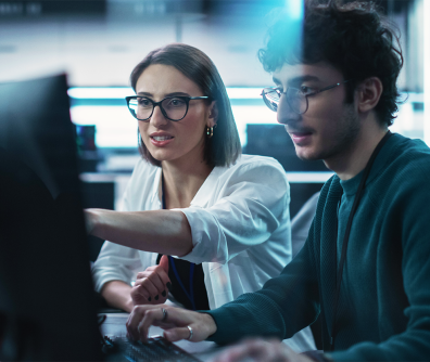 kobieta i mężczyzna pokazują sobie na monitor