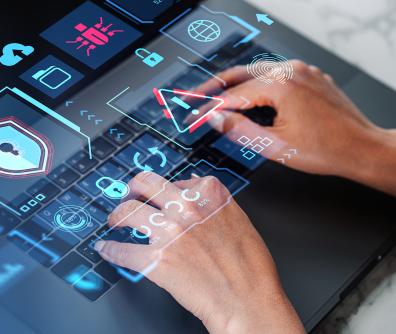 ręce na klawiaturze, a nad nimi unoszą się różne ikony