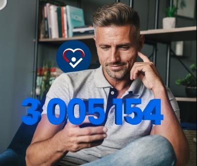 mężczyzna patrzy na ekran smartfona