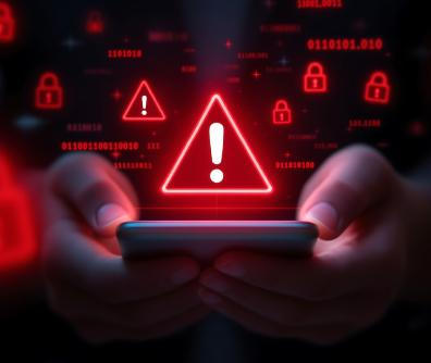 czerwony trójkąt z wykrzyknikiem w środku unosi się nad klawiaturą laptopa