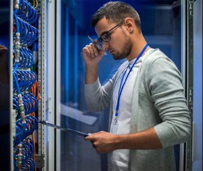 mężczyzna patrzy się na serwery