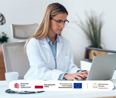 lekarka patrząca w ekran laptopa