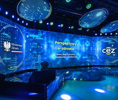 scena i ścianka led z napisem perspektywy e-zdrowia, logo Ministerstwo Zdrowia i CeZ