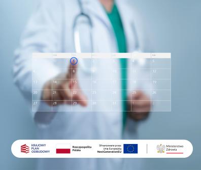 osoba w kitlu klika w wizualizację kalendarza na pierwszym planie