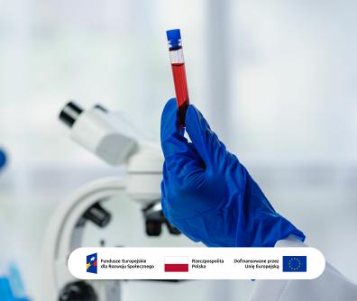 ręka w niebieskiej rękawiczce trzyma probówkę z krwią