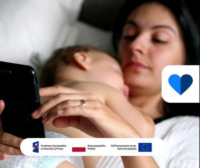 kobieta trzyma smartfona, na niej leży niemowlę