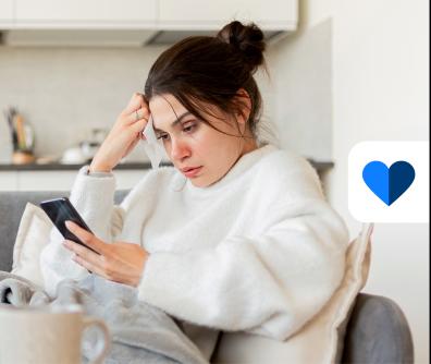 kobieta patrzy w ekran smartfona