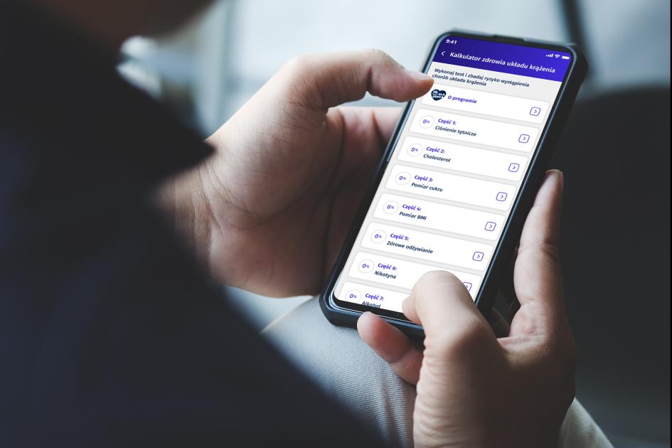 dłonie trzymające telefon