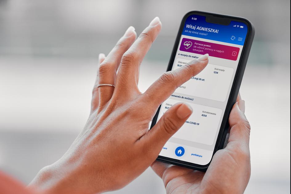 Dłoń trzymająca telefon 