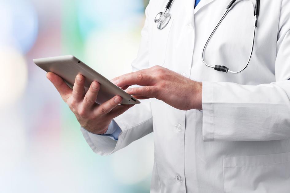 lekarz trzymający w dłoni tablet
