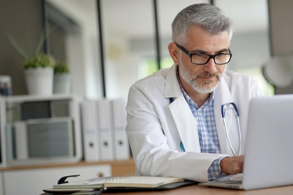Lekarz pracujący na laptopie