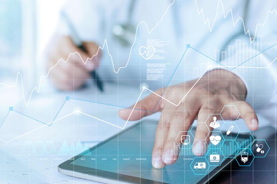 Ktoś wpisuje coś na klawiaturze