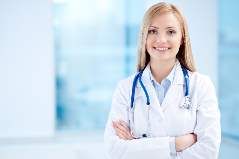 uśmiechnięta kobieta, lekarka