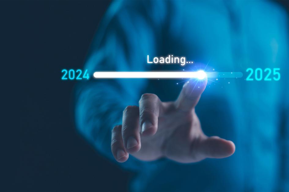 palec wskazujący linię czasu przesuwającą się z roku 2024 na 2025