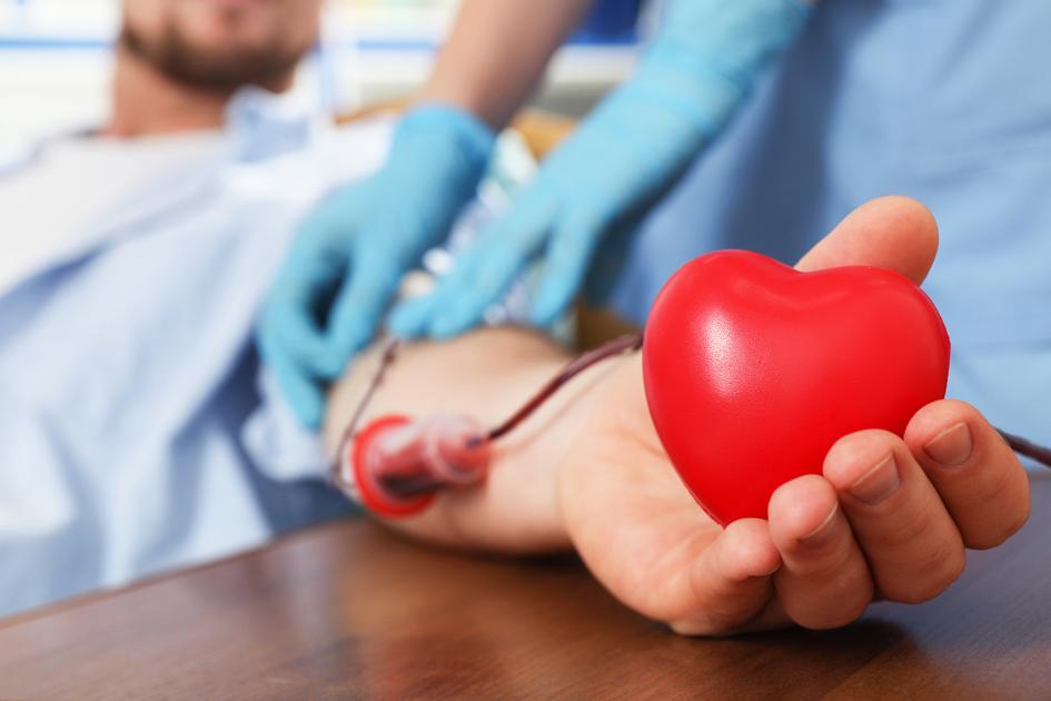 pacjent z sercem na dłoni