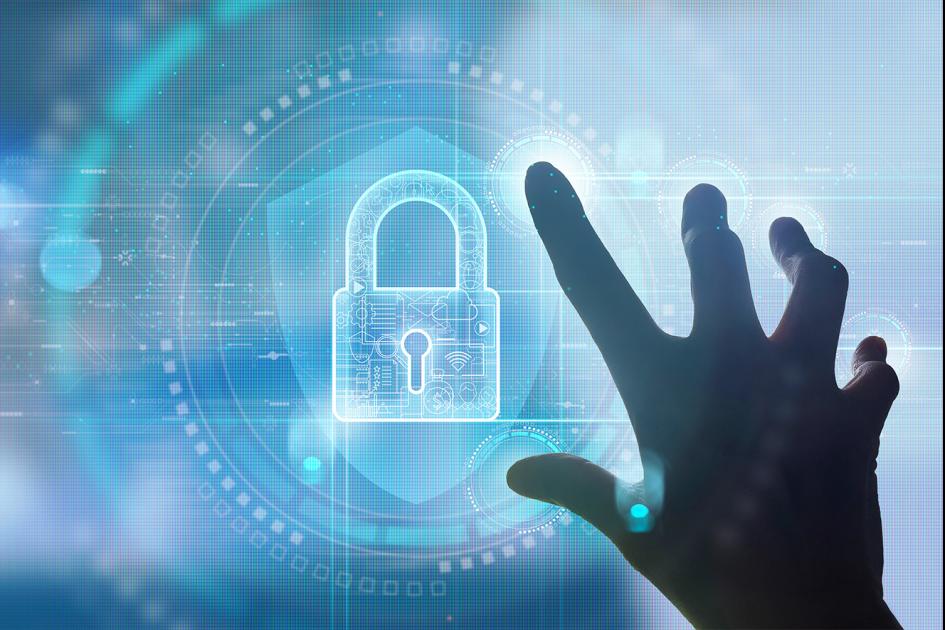 dłoń wskazująca kłódkę