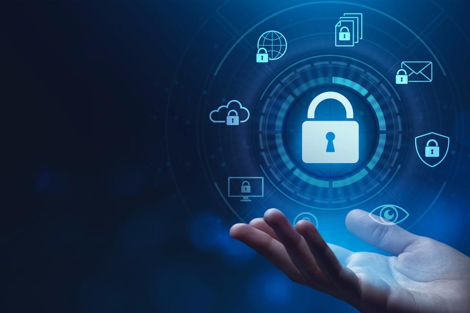 dłoń, nad nią unosi się cyfrowa kłódka, a dookoła kłódki są różne ikony