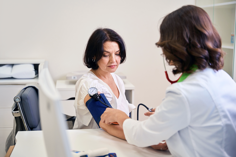 lekarka mierzy ciśnienie pacjentce