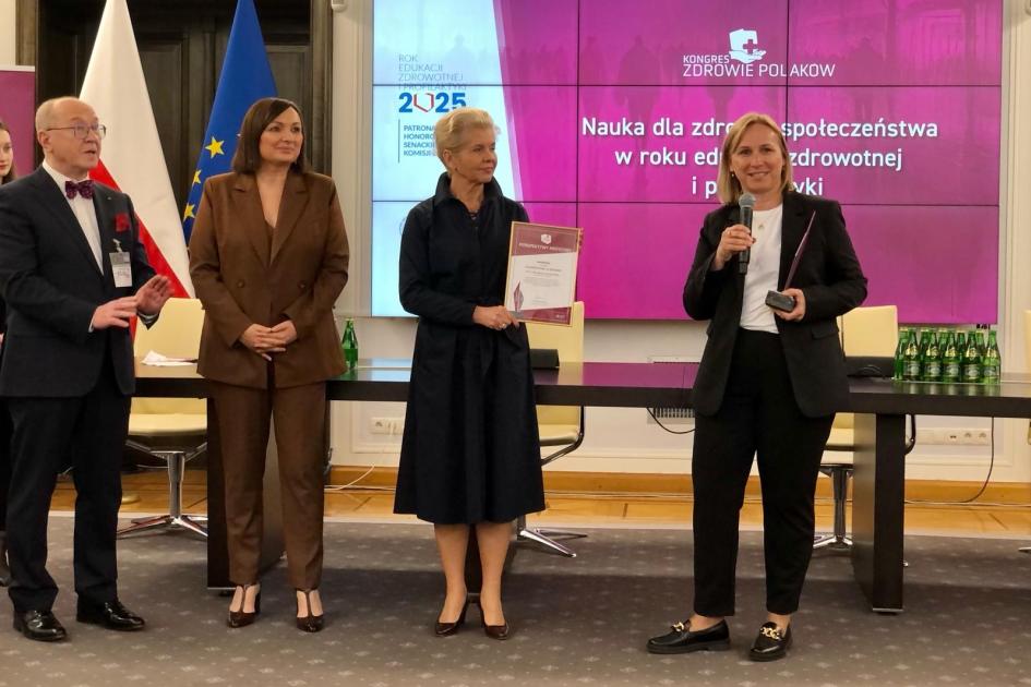 dyr Małgorzata Olszewska z nagrodą