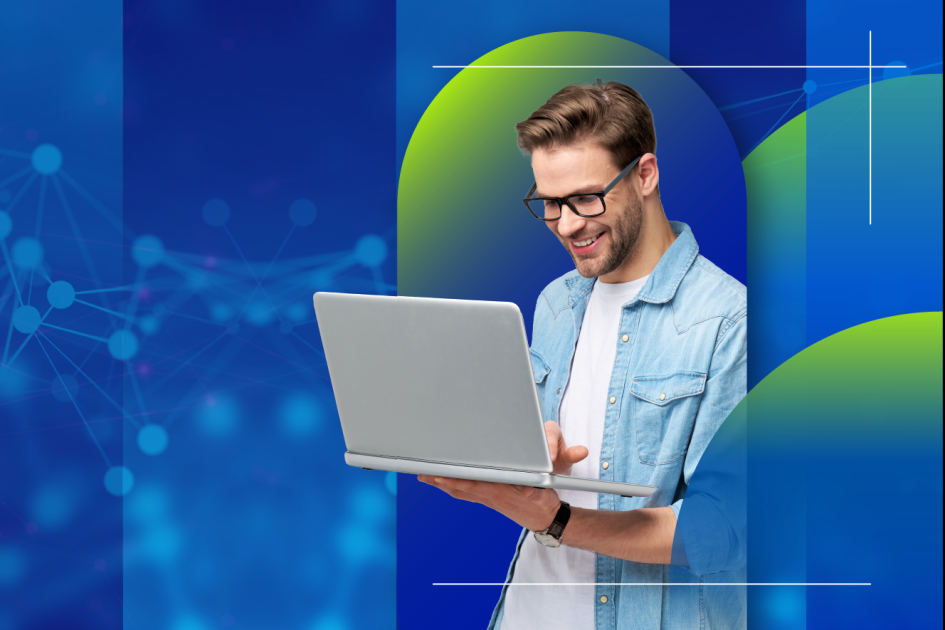 mężczyzna trzyma laptop