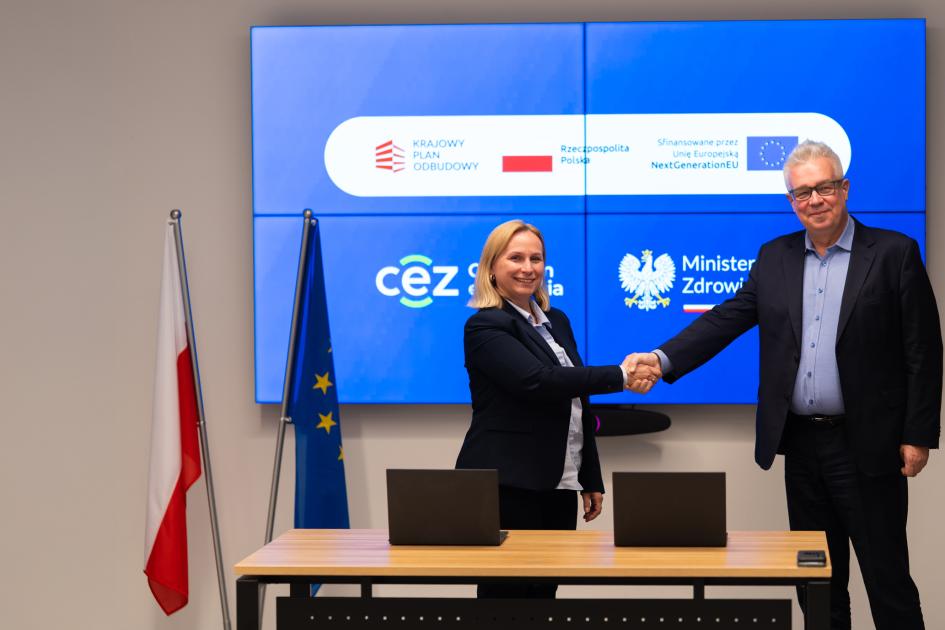 Uścisk dłoni dyrektor CeZ, Małgorzaty Olszewskiej i dyrektora Departamentu e-Zdrowia w Ministerstwie Zdrowia, Wojciecha Demediuka, po podpisaniu porozumienia.