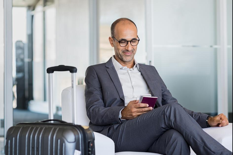 Mężczyzna w poczekalni na lotnisku