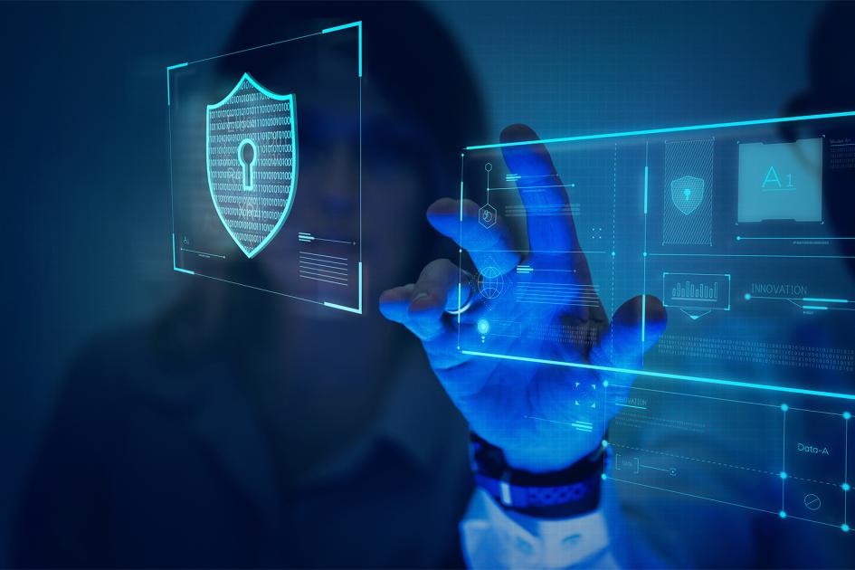 ręka i równie ikony reprezentujące cyberbezpieczeństwo