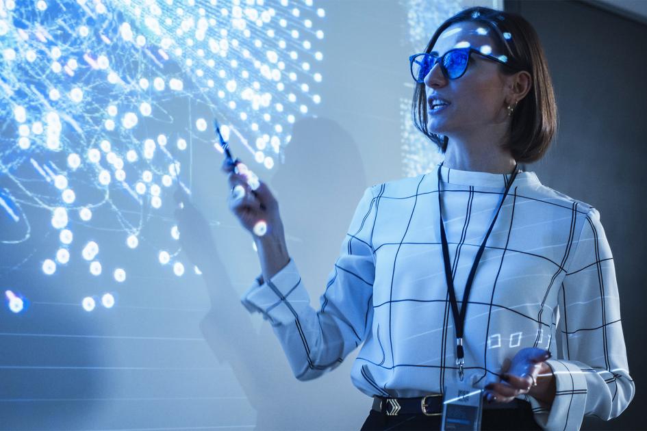kobieta wskazująca na sieć świecących ikon