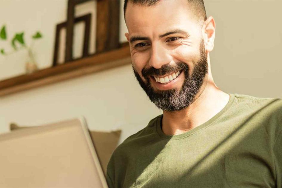 mężczyzna patrzący na monitor komputera