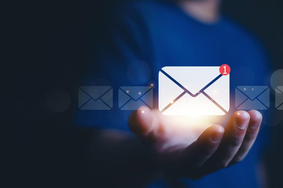 koperta lewitująca nad otwartą dłonią