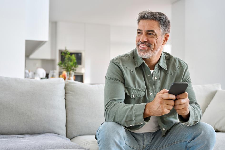 mężczyzna w średnim wieku z telefonem