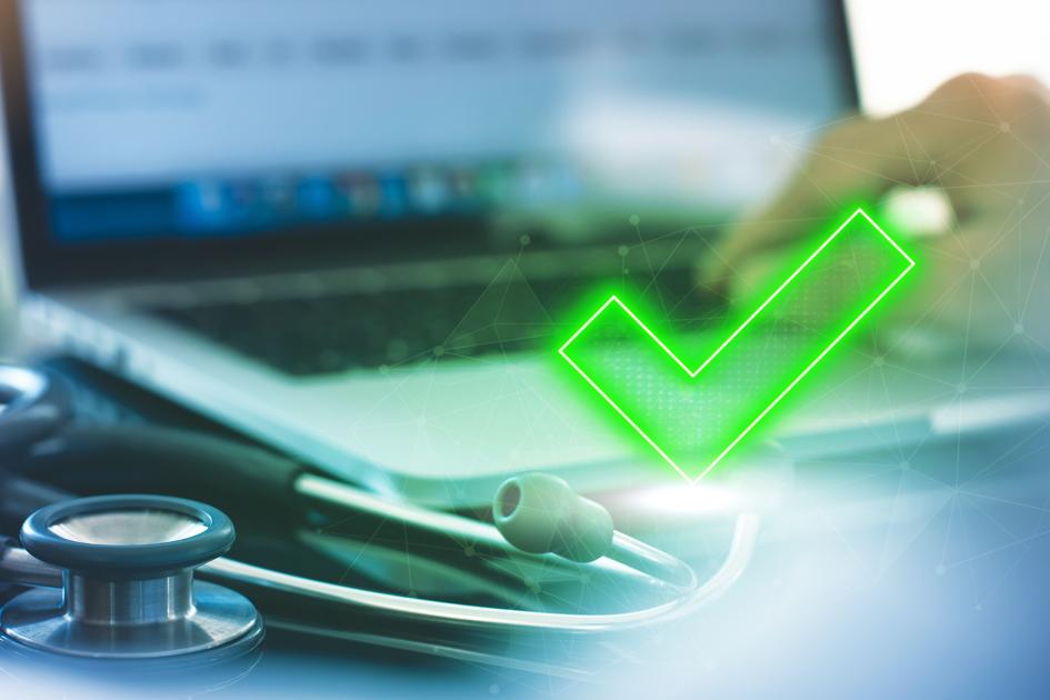 znak check unoszący się nad komputerem