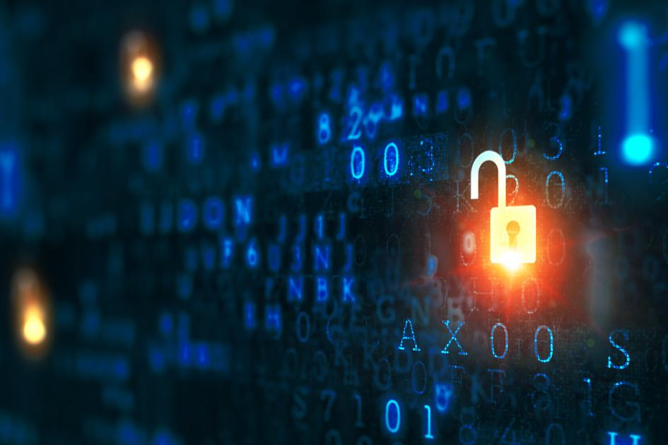 otwarta świecąca kłódka w otoczeniu różnych cyberikon