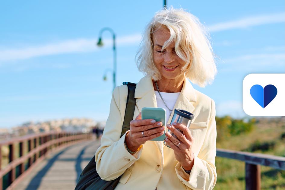 Kobieta korzystająca z aplikacji mojeIKP