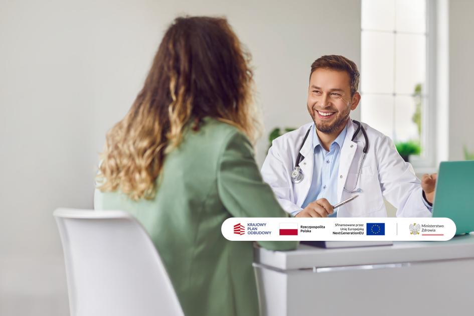 pacjentka siedzi przy biurku naprzeciwko lekarza 