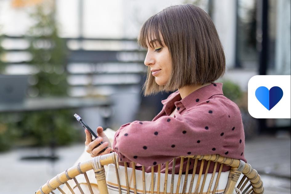 Kobieta korzysta z aplikacji mojeIKP