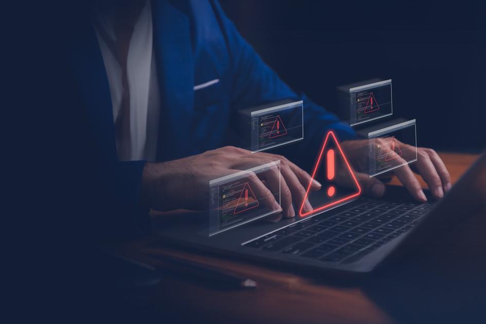 mężczyzna patrzący na monitor komputera