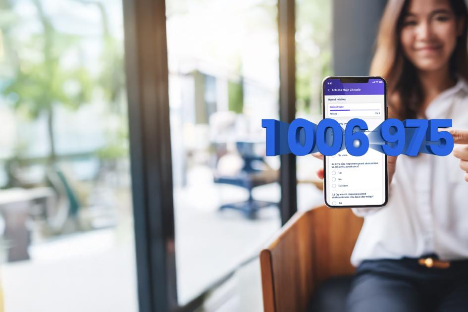 liczba 1006795 wystająca z ekranu telefonu trzymanego przez kobietę