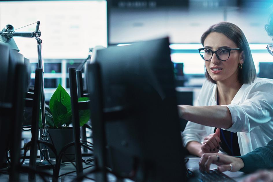 kobieta i mężczyzna pokazujący cos sobie na ekranie komputera