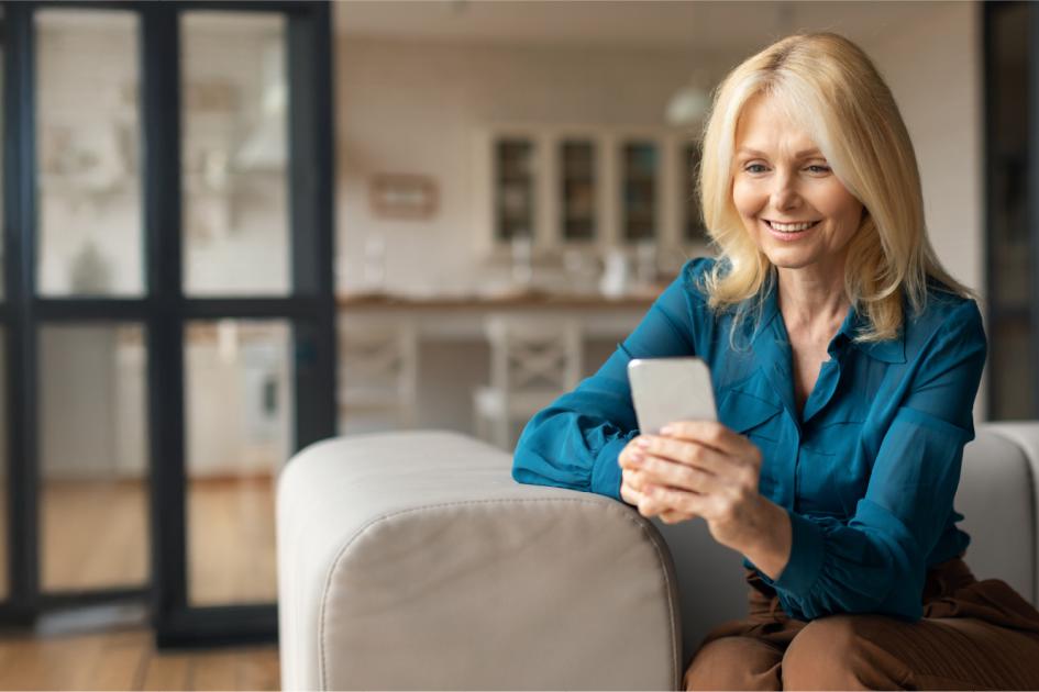 Kobieta korzystająca z aplikacji mojeIKP