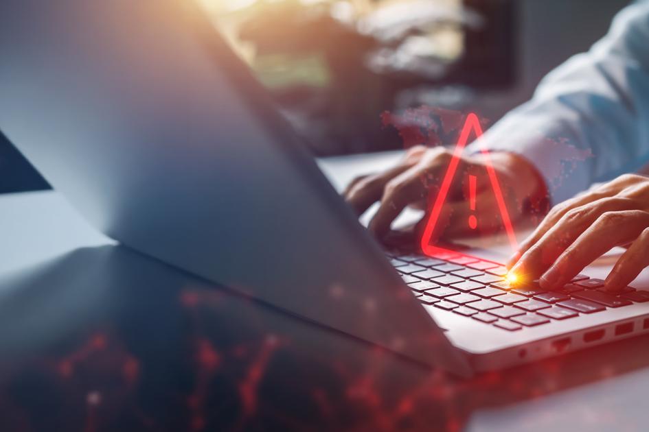 ręce położone na klawiaturze laptopa