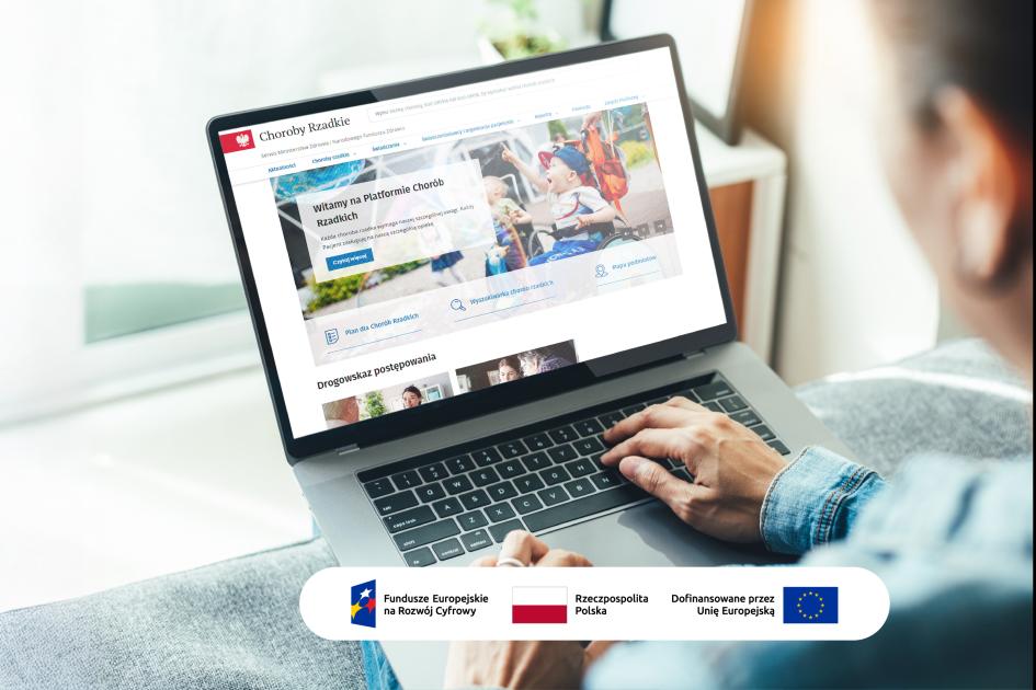 Kobieta patrzy w monitor laptopa, na ekranie portal Chorób Rzadkich